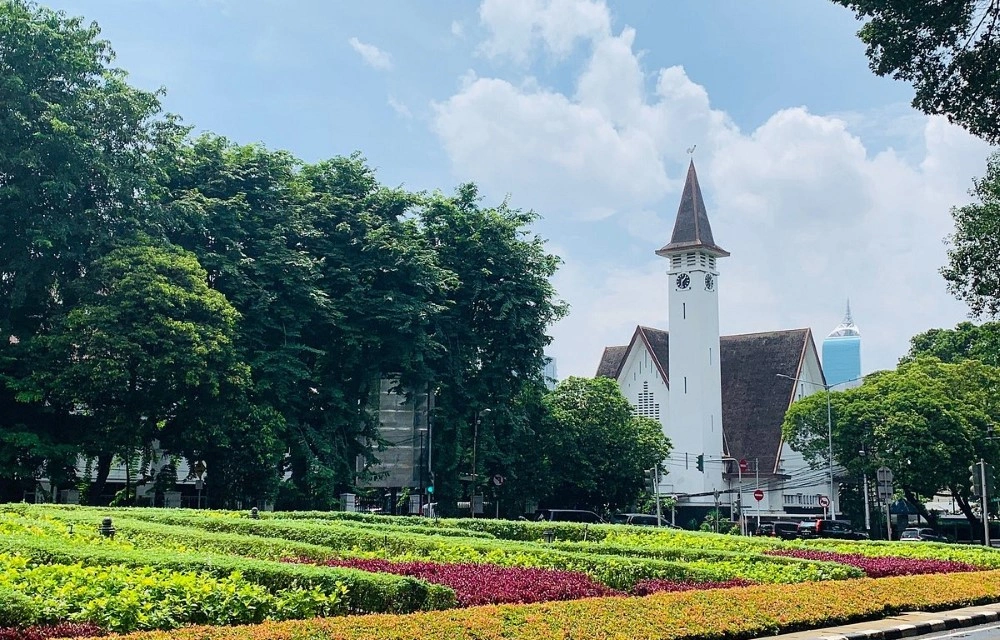 Suropati Park in Jakarta Pictures